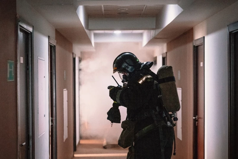 Появилось новое видео жесткого пожара в многоэтажке во Владивостоке