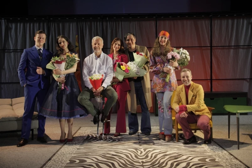 Шестеро на качелях. Американская комедия Горьковки во всей красе на большой сцене