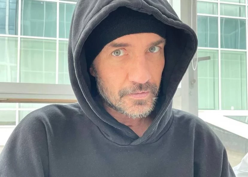 Звезды шоу-бизнеса стали поддерживать Романа Костомарова во время восстановления