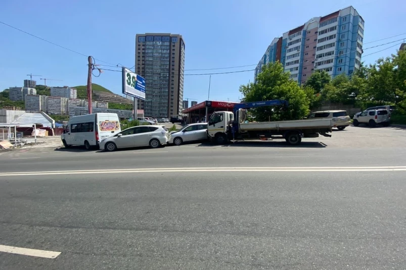 В аварии с шестью машинами во Владивостоке обошлось без пострадавших