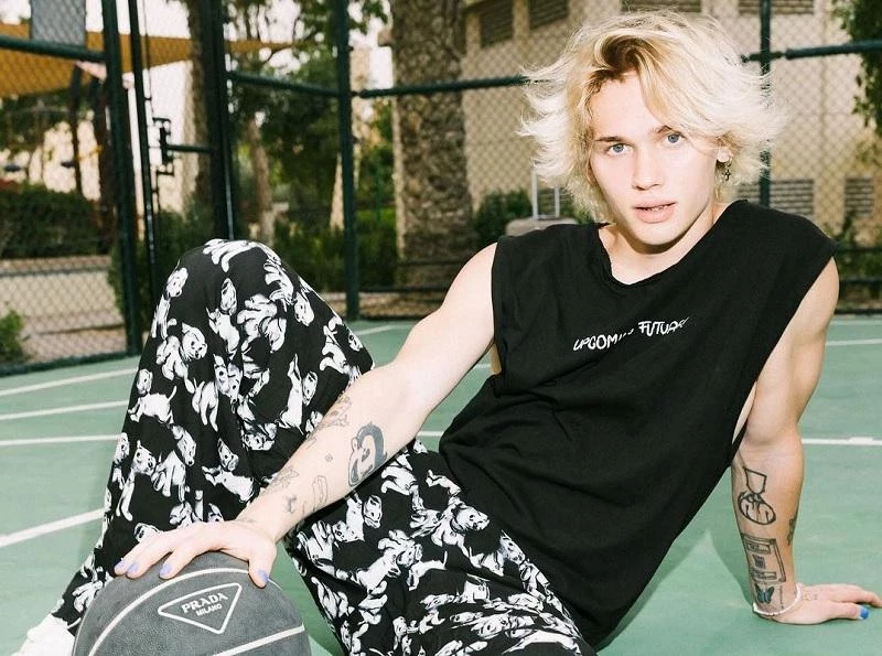 Пожаловавшийся на нехватку денег Даня Милохин намерен вернуться в Россию