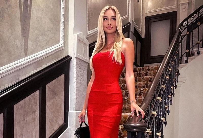 Виктория Лопырёва показала стройную фигуру в бикини