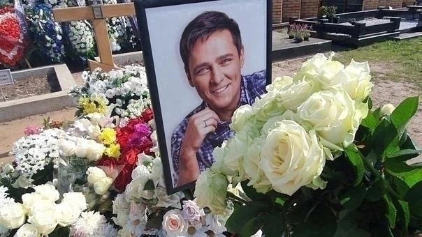 Семья Юрия Шатунова возложила венок из белых роз на его могилу в годовщину смерти