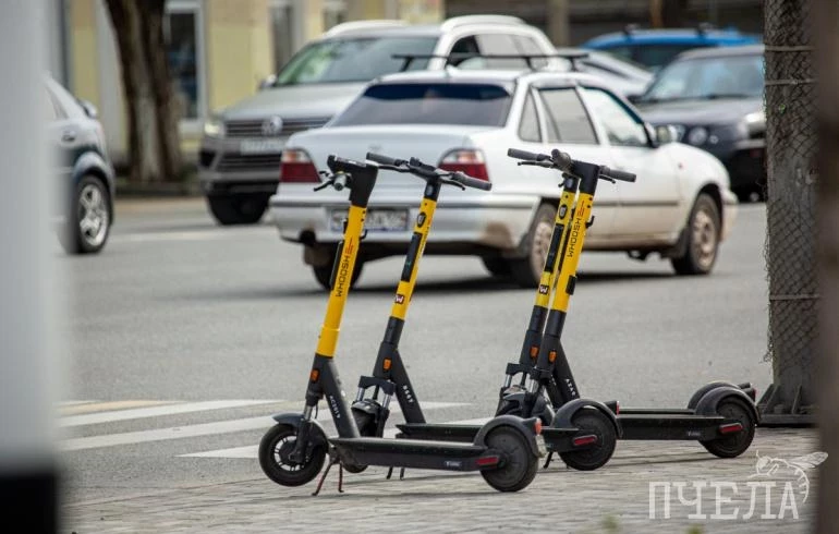 В Челябинске самокатчик сбил велосипедиста и скрылся