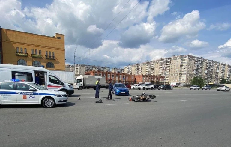 На северо-западе Челябинска мотоциклист влетел в иномарку