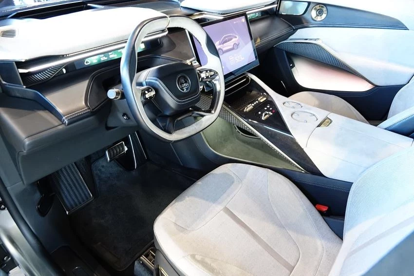 В России поступил в продажу новый мощный кроссовер Lotus Eletre S