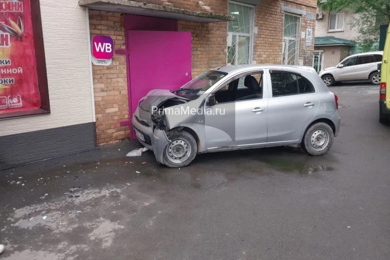 Легковушка протаранила пункт выдачи Wildberries во Владивостоке
