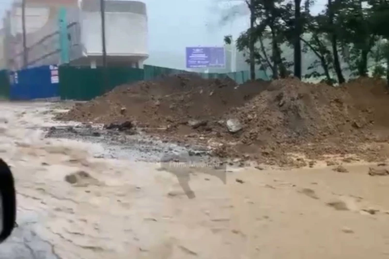Видео: грязные потоки воды обрушились на дороги Владивостока