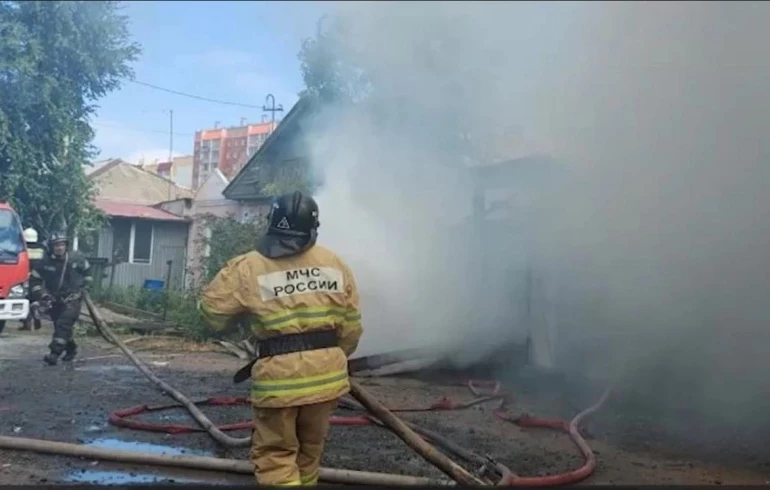 В Челябинске вспыхнул крупный пожар в частном секторе