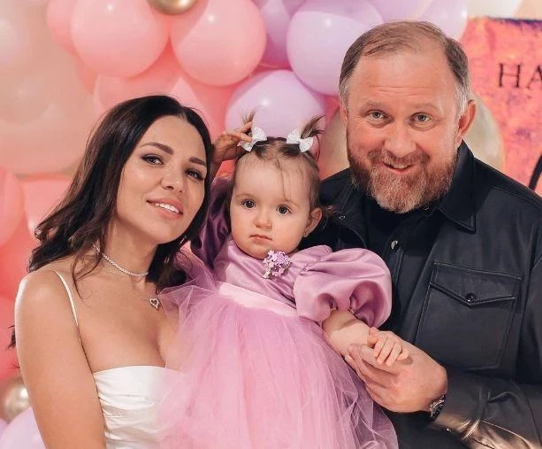 Звездный шеф-повар Константин Ивлев задаривает жену цветами