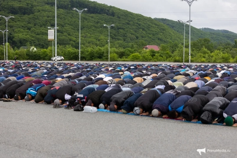 Сотни мусульман Приморья вышли на празднование Курбан-Байрама во Владивостоке