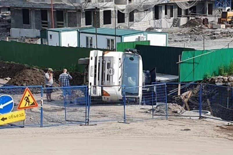 Появились новые снимки рухнувшего грузовика в элитном районе Владивостока