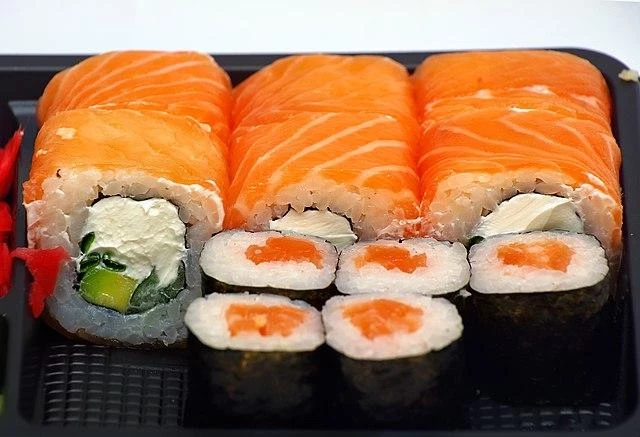 Врач Вялов рассказал, чем опасны ролы с сырой рыбой