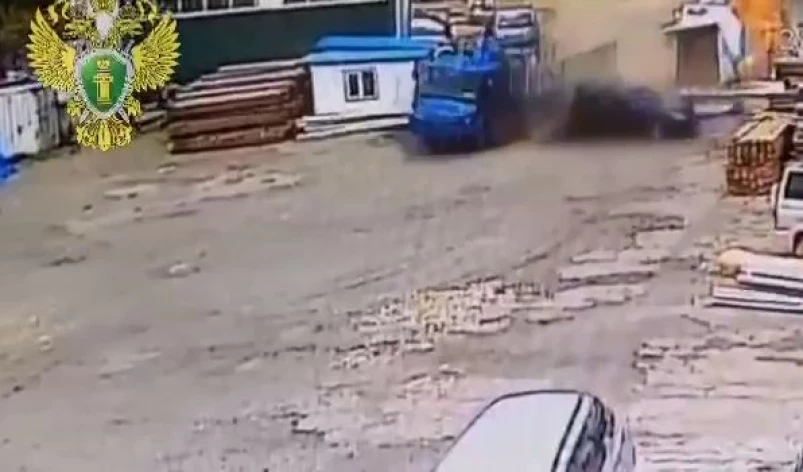 Охрану труда и безопасность проверят на складе во Владивостоке, где фура сбила человека