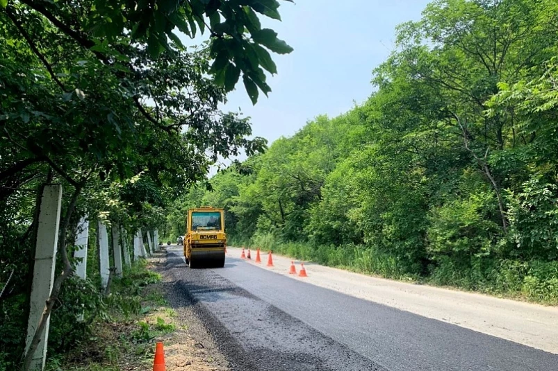 Во Владивостоке на улице Лесной уложили асфальт и укрепили откос