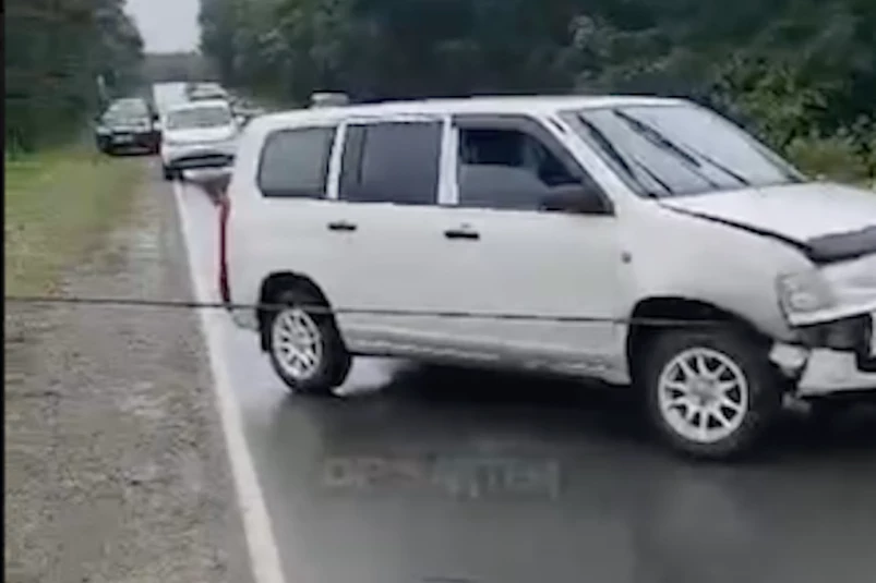 Высоковольтный кабель упал на проезжую часть в Приморье – движение перекрыто