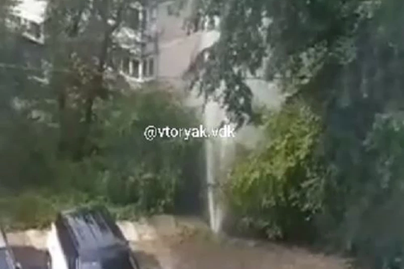 Мощный порыв кипятка заливает крупный район Владивостока – видео