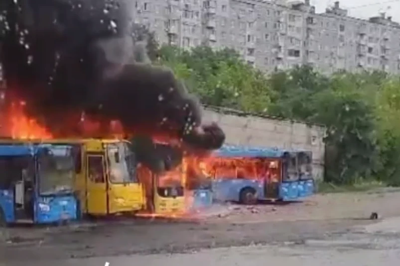 “Дым столбом”: “душераздирающие” кадры с места горящих автобусов во Владивостоке