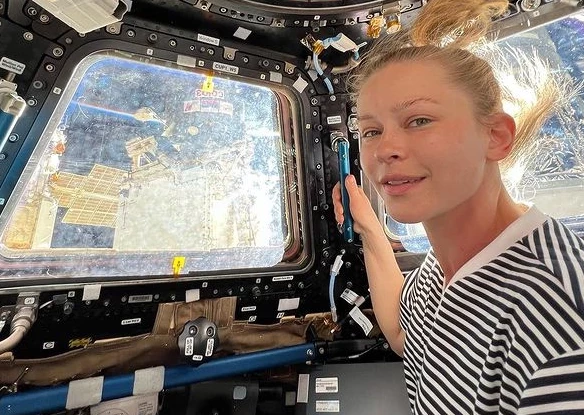 Светящаяся от счастья Юлия Пересильд вышла в свет с Михаилом Тройником