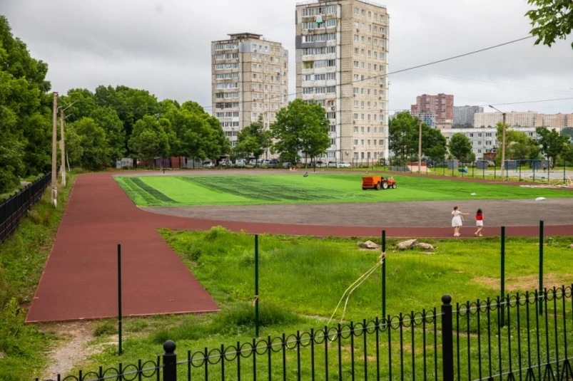 Во Владивостоке продолжают приводить в порядок спортивные площадки в школах