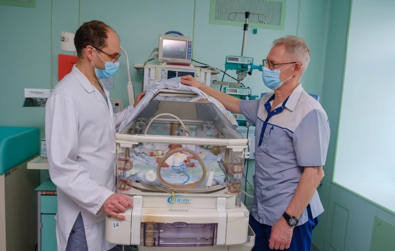 Челябинские врачи спасли от гибели недоношенного малыша, родившегося без пищевода