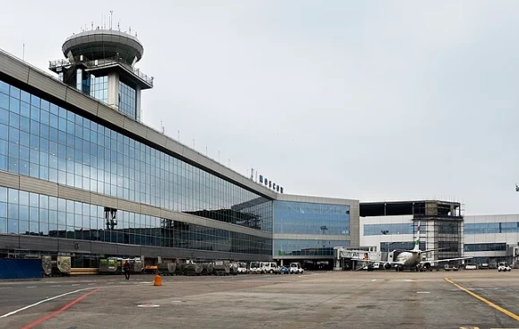 Аэропорты Москвы массово отменяют и задерживают рейсы