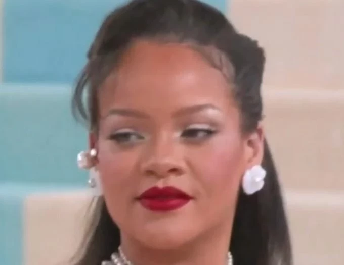 Рианну заметили в Париже в колье за 59 миллионов рублей