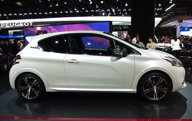 В сети показали обновленный Peugeot 208 с камуфлированными колесами