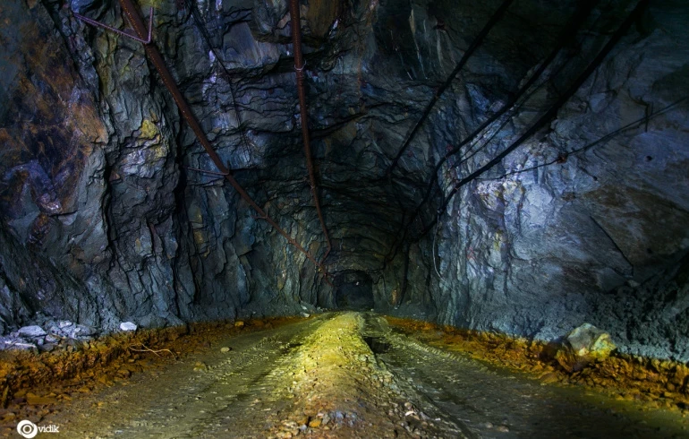 В Челябинской области двух рабочих завалило в шахте