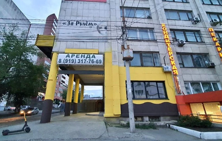 Челябинцы без разрешения перекрасили здание в центре города