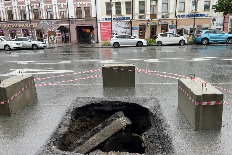 Провалы на дорогах и водопады на подпорных стенах – как Владивосток переживает циклон