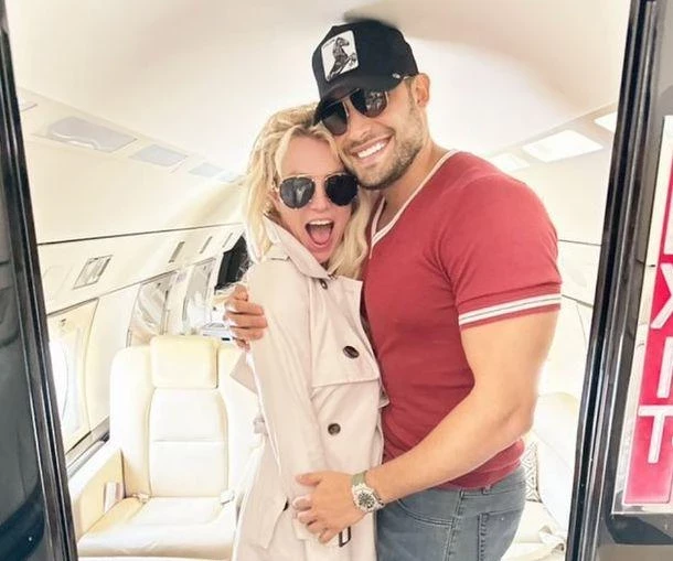 Бритни Спирс устроила откровенное дефиле в желтом купальнике на пляже