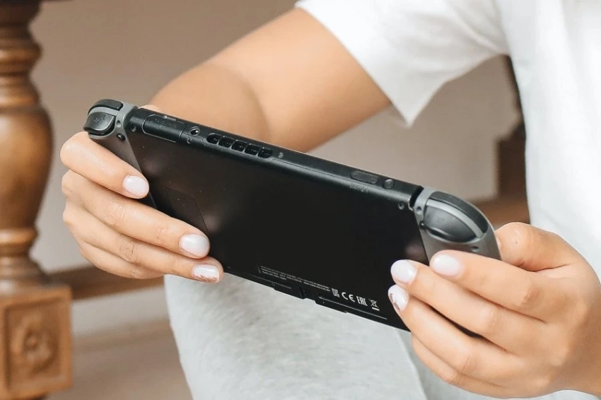 Представлена ​​портативная консоль ONEXFLY: APU AMD Ryzen 7 7840U, панель 120 Гц и 1080p