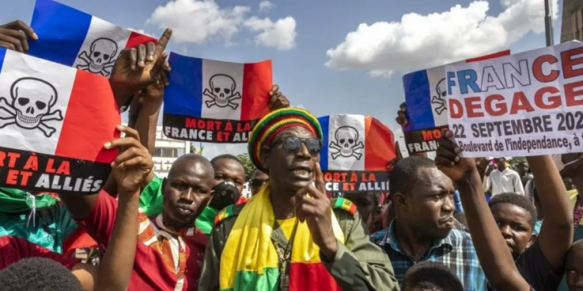 Пока Франция героически борется с Россией в Европе, у неё отбирают африканские сферы влияния. «Вагнеризация» Африки продолжается