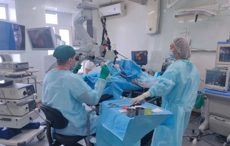 Челябинский хирург в прямом эфире удалил пациенту раковую опухоль горла без разрезов