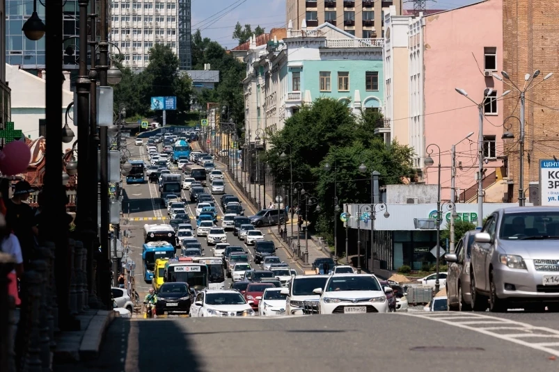 Мощный порыв заливает дорогу в центре Владивостока. Видео с места