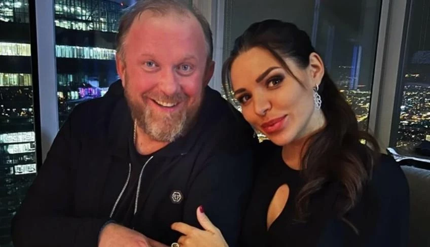 Супруга Ивлева Куденкова показала фигуру в откровенном топе