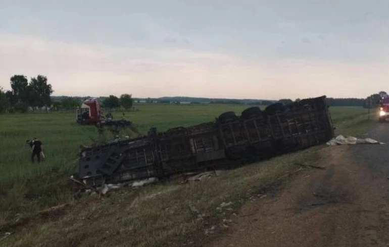 В Челябинской области из-за лопнувшего колеса перевернулась фура, погибла пассажирка