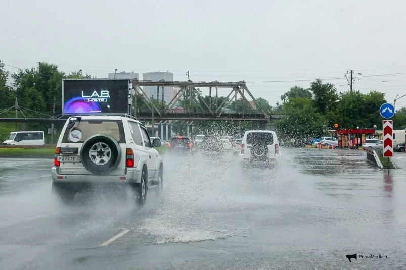 Город снова тонет – во Владивосток пришел шторм