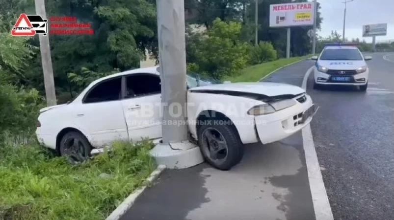Авто жестко влетело в столб на путепроводе во Владивостоке – видео