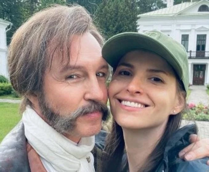 Сергей Безруков поделился снимком своей непубличной супруги с голливудской улыбкой