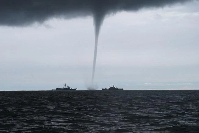 SHOT показал сформировавшийся у Крымского моста смерч