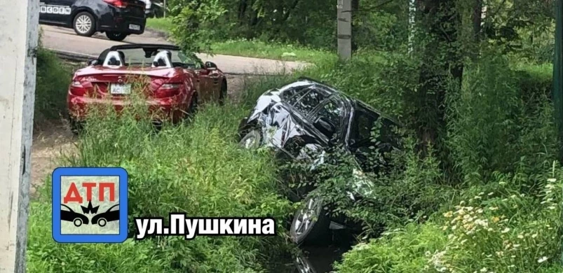 “Элитный” черный внедорожник сильно размотался в Приморье – фото