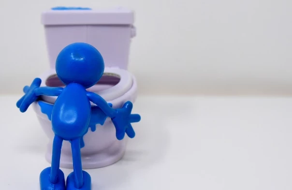 В Санкт-Петербурге неизвестные сбросили унитаз на припаркованный автомобиль