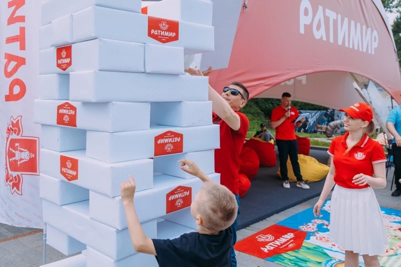 Выступлением Ёлки, вкусными подарками и интерактивами “Ратимир” поздравил Владивосток