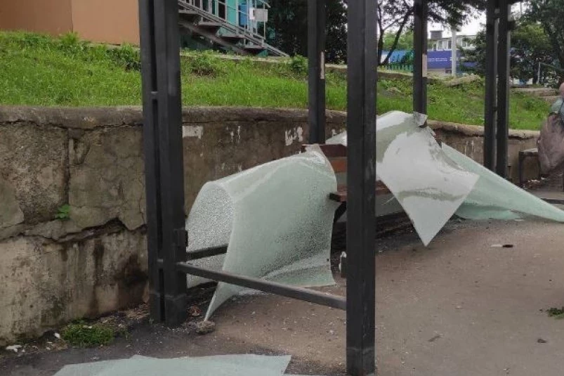 Во Владивостоке вандалы разгромили пять остановок общественного транспорта