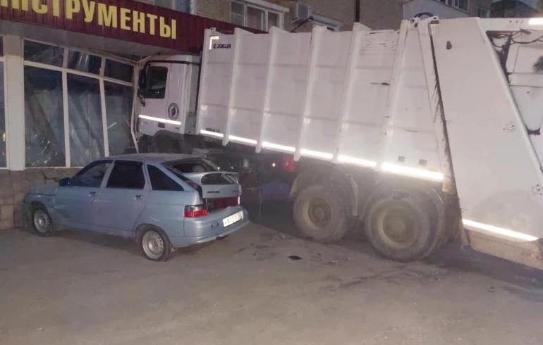 В Челябинской области бесправник на мусоровозе протаранил магазин