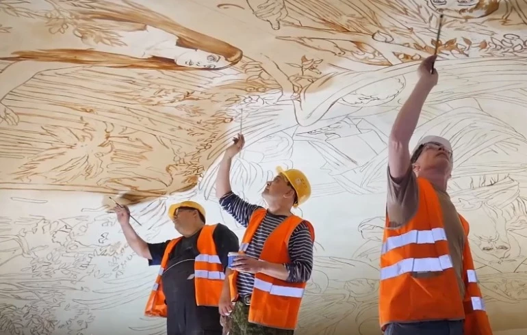 Челябинцам показали восстановленные росписи в закрытом на реконструкцию храме Александра Невского