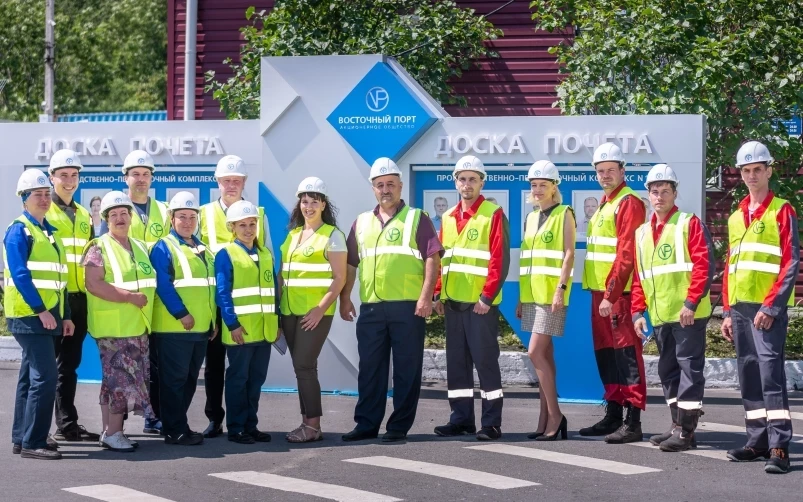 Гордость “Восточного”: фото 40 портовиков представлены на Доске почёта в 2023 году