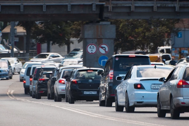 Массовое ДТП с большегрузом сковало движение во Владивостоке